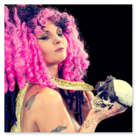 Schlangenshooting mit Model Shania im Berliner Studio