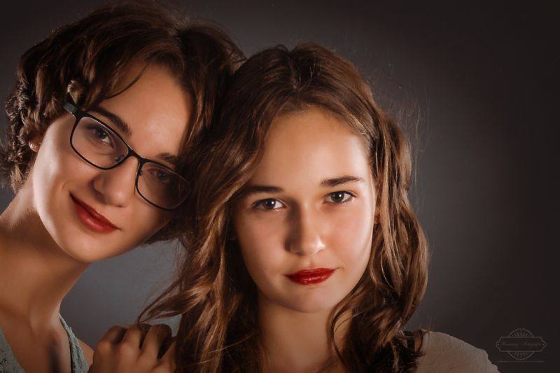 Familie lacht gemeinsam im Park